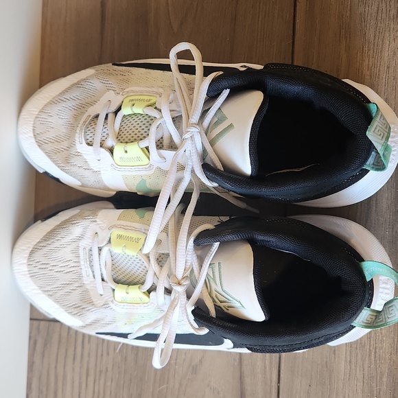 Nike Black and White Sneakers - Boys 5.5 - Picture 2 of 5